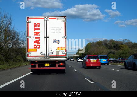 Flotte, UK - 18 Avril 2017 : Saints et de camions de livraison différentes voitures sur une autoroute britannique sur une journée ensoleillée Banque D'Images