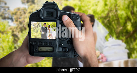 Portrait of hands holding camera couple avec bouteille de champagne pour célébrer l'ouverture du park Banque D'Images