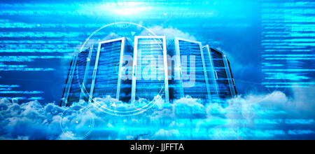 Tours de serveurs contre close up de nuages Banque D'Images