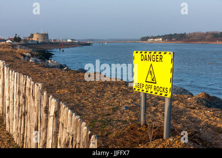 Danger éminent garder rocks off signer par la bouche de la rivière Deben, Felixstowe Banque D'Images