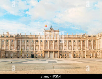 Le Palais Royal de Madrid dans la lumière du soleil chaude pendant le coucher du soleil contre ciel nuageux ciel bleu, Madrid, Espagne Banque D'Images