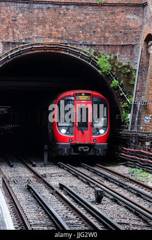 Un train arrive dans la région de Notting Hill Gate London Underground Station. Banque D'Images