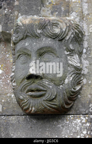 Tête en pierre sculptée sur l'église médiévale de St Gwrsts, Conwy, Pays de Galles Banque D'Images