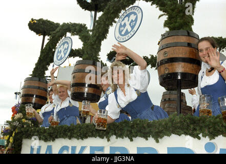 Les processions de fête traditionnelle à la fête dans le centre-ville de Munich (Bavière, Allemagne) le 22 septembre 1990. Les serveuses sont de l'accueil des visiteurs de la partie supérieure de leurs représentations historiques. Dans le monde d'utilisation | Banque D'Images