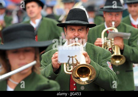 Une fanfare marche le long de la rue pendant le tournage et parade de costumes traditionnels club à Munich, Allemagne, 18 septembre 2011. La parade est l'un des plus grands défilés de costumes traditionnels dans le monde, avec plus de sept kilomètres de longueur. Près de 9000 participants prendront part au défilé qui se termine à la 178ème de la Theresienwiese Oktoberfest. Photo : Tobias Hase | conditions dans le monde entier Banque D'Images
