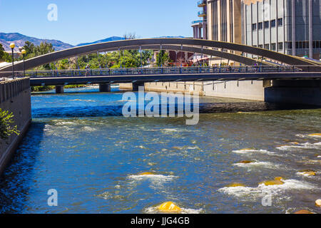 Zone piétonne et de circulation sur le pont de la rivière Truckee à Reno, Nevada Banque D'Images