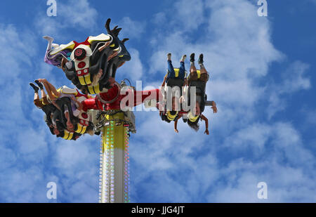 Les visiteurs apprécient eux-mêmes sur un champ de foire ride à la 182ème Oktoberfest à Munich, Allemagne, 19 septembre 2015. Le plus grand festival de la bière qui se déroulera jusqu'au 04 octobre 2015 devrait attirer quelque 6 millions de visiteurs de partout dans le monde cette année. Photo : Karl-Josef Opim/dpa | conditions dans le monde entier Banque D'Images