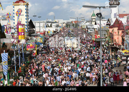 Des milliers de visiteurs passent devant les tentes de bière et de la fête se déplace sur le premier jour de la fête de la bière Oktoberfest à Munich, Allemagne, 20 septembre 2014. Des millions de visiteurs du monde entier sont attendus à la fête de la bière cette année, qui se poursuit jusqu'au 5 octobre 2014. Photo : Christian Charisius/dpa | conditions dans le monde entier Banque D'Images