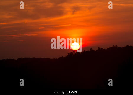 Le soleil brille au-dessus de la forêt de montagnes des Appalaches, du point de vue d'un passage de grès naturel. Banque D'Images