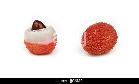 Rouge frais isolé litchi close up on white Banque D'Images