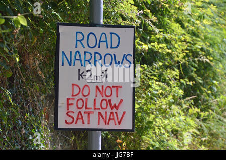 Sat Nav avertissement, route étroite, fait maison, Llangrannog, Ceredigion, pays de Galles Banque D'Images