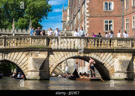 Promenades en barque sur la rivière Cam en passant sous le vieux pont St Johns. Cambridge. Le Cambridgeshire. UK Banque D'Images