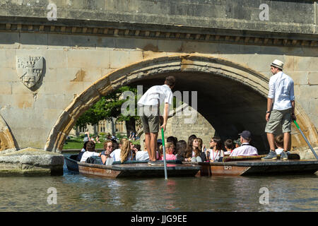 Les parieurs en passant sous le pont de la Trinité sur la rivière Cam, Cambridge, Angleterre, Royaume-Uni Banque D'Images