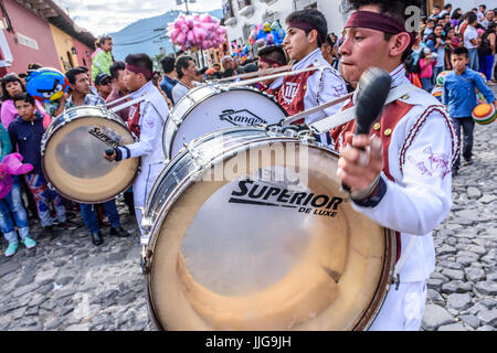 Antigua, Guatemala - 15 septembre 2015 : batteurs en mars pendant la parade de la fête de l'indépendance du Guatemala Banque D'Images