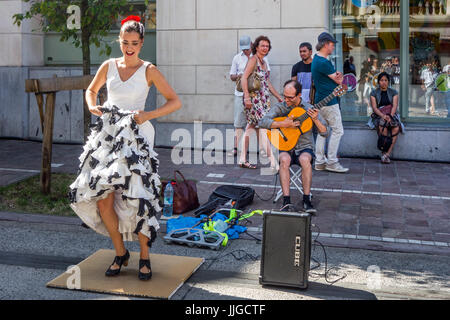Danseuse de flamenco et guitariste avec robe blanche traditionnelle comme la danse de rue au cours de festivités estivales Banque D'Images