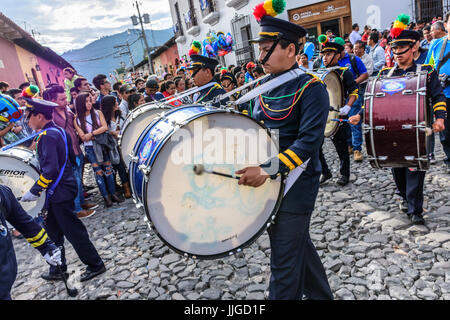 Antigua, Guatemala - 15 septembre 2015 : batteurs en mars pendant la parade de la fête de l'indépendance du Guatemala Banque D'Images