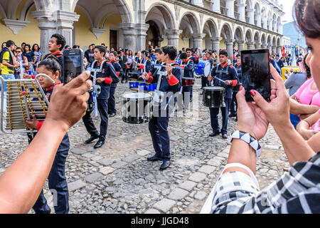 Antigua, Guatemala - 15 septembre 2015 : les spectateurs de prendre des photos de la parade lors de commémorations de l'indépendance du Guatemala. Banque D'Images
