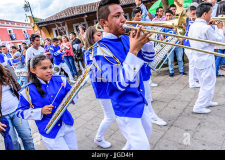 Antigua, Guatemala - 15 septembre 2015 : Marching Band dans street parade lors de la fête de l'indépendance du Guatemala Banque D'Images
