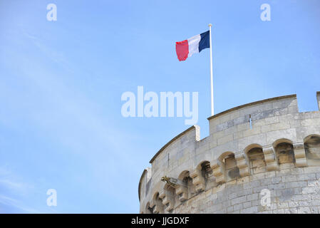 Drapeau français sur hampe sur le dessus de tourelle du fort, la Rochelle, France Banque D'Images