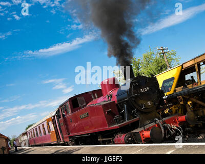 Vue horizontale d'une locomotive à vapeur debout à un quai de la gare. Banque D'Images