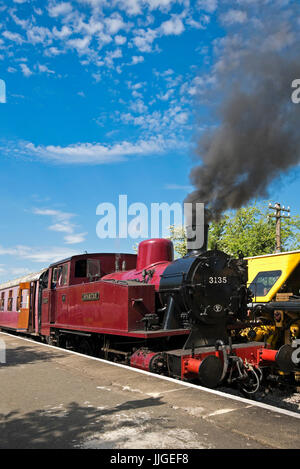 Vue verticale d'une locomotive à vapeur au soleil. Banque D'Images