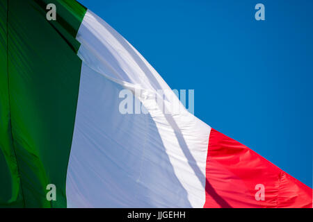 Close up horizontales du drapeau italien à fullmast. Banque D'Images