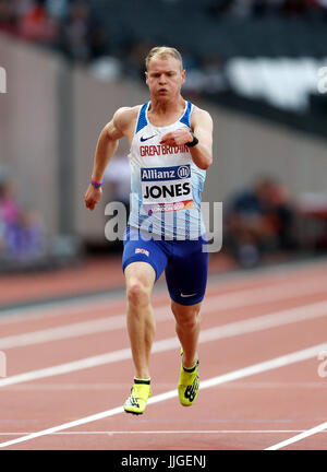 La société britannique Rhys Jones (à gauche) et le South Africa's Charl Du Toit au cours de la le 100 m T37 une chaleur pendant cinq jours du monde d'athlétisme 2017 Para au London Stadium. Banque D'Images