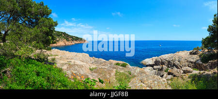 Mer Méditerranée côte rocheuse vue d'été (près de la baie de Tamariu, costa brava, Catalogne, Espagne). deux coups stitch panorama. Banque D'Images