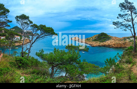 Mer baie soirée d'afficher avec les conifères à l'avant. Costa Brava, Catalogne, espagne. trois coups de croix panoramique haute résolution. Banque D'Images