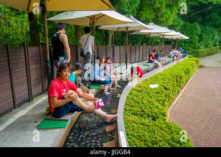 HAKONE, JAPON - Juillet 02, 2017 : des personnes non identifiées, leur refresing paie à l'intérieur de l'eau à Hakone Open Air Museum et Hakone Chokoku no Mori Bijutsuka Banque D'Images