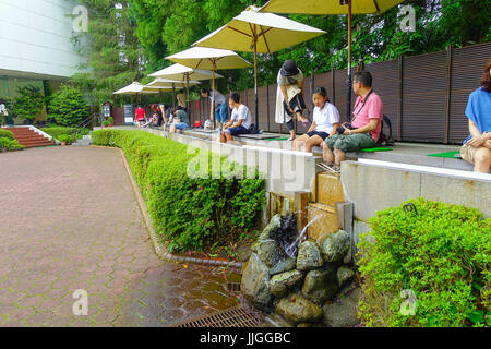 Hakone Japon Juillet 02 17 Des Personnes Non Identifiees Leur Refresing Paie A L Interieur De L Eau A Hakone Open Air Museum Et Hakone Chokoku No Mori Bijutsuka Photo Stock Alamy