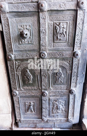 Portail d'entrée principale de Barisano da Trani dans la cathédrale de Monreale, Duomo, Monreale, Sicile, Italie Banque D'Images