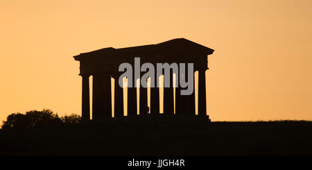 Crépuscule sur le Penshaw Monument à Sunderland, en Angleterre. La colline, monument construit à la mémoire de John Lambton. Banque D'Images