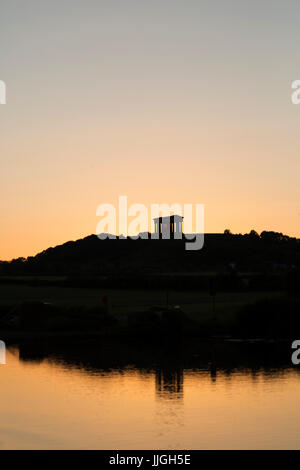 Penshaw Monument reflète dans un lac à Herrington Country Park à Sunderland, en Angleterre. La colline, monument construit à la mémoire de John Lambton, Banque D'Images