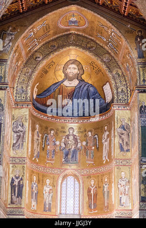 Le Christ Pantocrator dans des mosaïques de verre à la cathédrale de Monreale, Duomo, Monreale, Sicile, Italie Banque D'Images