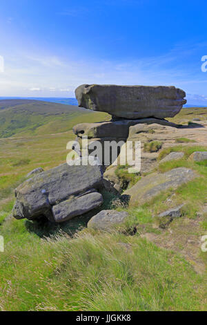 Le Noe rocher en forme d'enclume de selles sur la bordure sud de Kinder Scout, Derbyshire Peak District National Park, Angleterre, Royaume-Uni. Banque D'Images