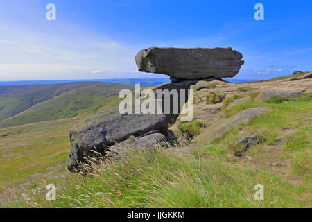 Le Noe rocher en forme d'enclume de selles sur la bordure sud de Kinder Scout, Derbyshire Peak District National Park, Angleterre, Royaume-Uni. Banque D'Images