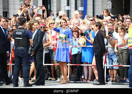 Berlin, Allemagne. 19 juillet, 2017. Le prince William, duc de Cambridge et Catherine, duchesse de Cambridge, prendre une promenade à travers à la porte de Brandebourg pendant une visite en Allemagne. Credit : Madeleine Lenz/Pacific Press/Alamy Live News Banque D'Images