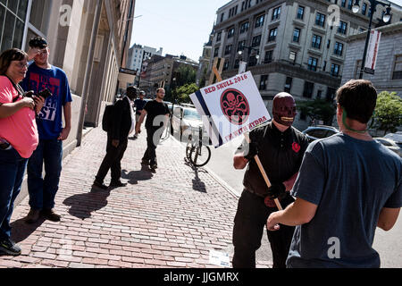 Les manifestants, de faux candidats, et vendeurs au rallye d'atout à Portland, Maine le 4 août 2016 Banque D'Images