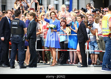 Berlin, Allemagne. 19 juillet, 2017. Le prince William, duc de Cambridge et Catherine, duchesse de Cambridge, prendre une promenade à travers à la porte de Brandebourg pendant une visite en Allemagne. Credit : Madeleine Lenz/Pacific Press/Alamy Live News Banque D'Images