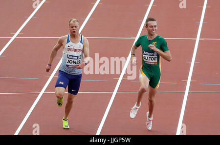 La société britannique Rhys Jones (à gauche) et le South Africa's Charl Du Toit en action au cours de la le 100 m T37 premier de la chaleur durant la sixième journée des Championnats du Monde 2017 Para athlétisme Stade à Londres. Banque D'Images