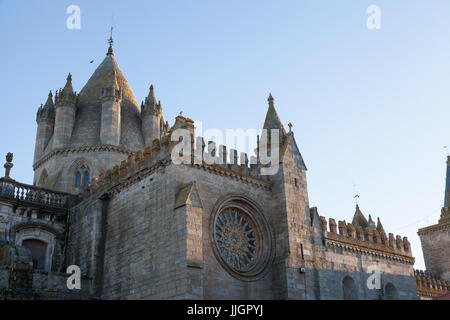 Évora, Portugal : la cathédrale d'Évora au coucher du soleil. D'abord construit entre 1184-1204, la cathédrale a été achevée en 1746 après des années d'ajouts et d'expansi Banque D'Images