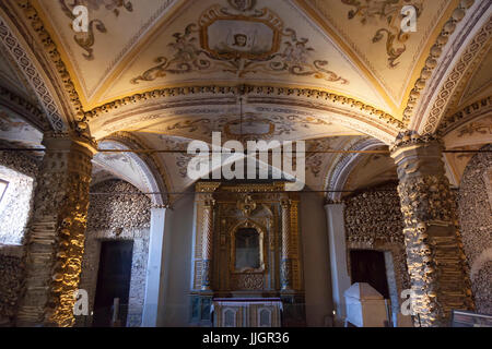 Évora, Portugal : Autel de la Capela dos Ossos (chapelle des os). L'important monument a été construit au 16ème siècle par un moine franciscain en regard de th Banque D'Images