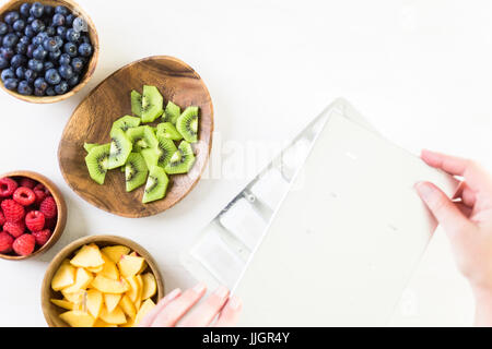 Ingrédients pour faire des sucettes de fruits frais avec du jus de pomme. Banque D'Images
