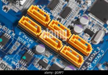 Connecteurs SATA de la carte mère. L'accent à SATA Banque D'Images