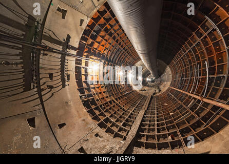 Tunnel sous vide pour la construction du métro. Grand tuyau de ventilation temporaire sous le plafond du tunnel de métro Banque D'Images