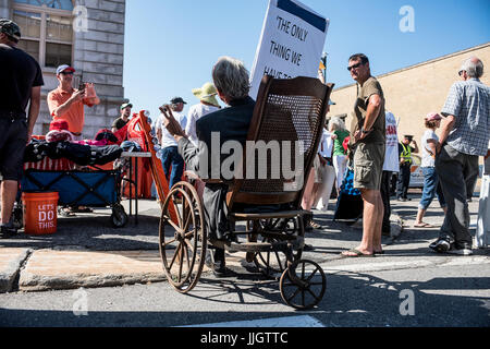 Les manifestants, de faux candidats, et vendeurs au rallye d'atout à Portland, Maine le 4 août 2016 Banque D'Images