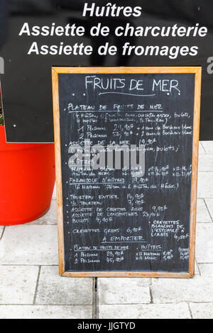 Fruits de mer fruits de mer menu du jour écrites à la main sur un tableau noir à l'extérieur d'un restaurant à Pauillac, Gironde, France, sud-ouest de l'Nouvelle-Aquitaine Banque D'Images