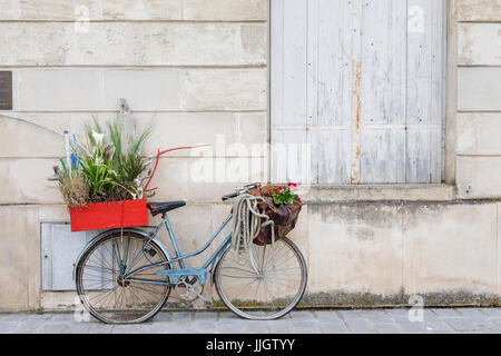 Bleu à l'ancienne dame de location à plat garé appuyé contre un mur, Pauillac, Gironde, département Nouvelle-Aquitaine, le sud-ouest de la France Banque D'Images