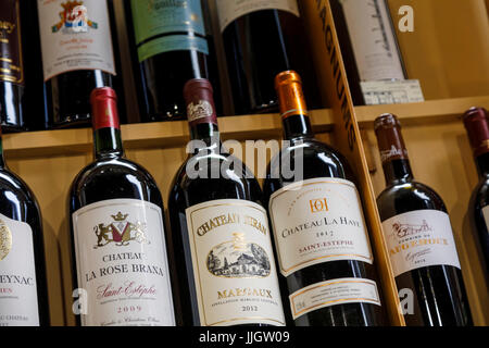 Des bouteilles de vin sur l'affichage en marchand de vin Maison du Tourisme et du Vin, Pauillac, Gironde, département Nouvelle-Aquitaine dans le sud-ouest de la France Banque D'Images